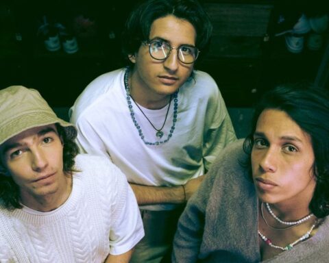 TIMØ en una sesión de fotos tomada en plano picado.