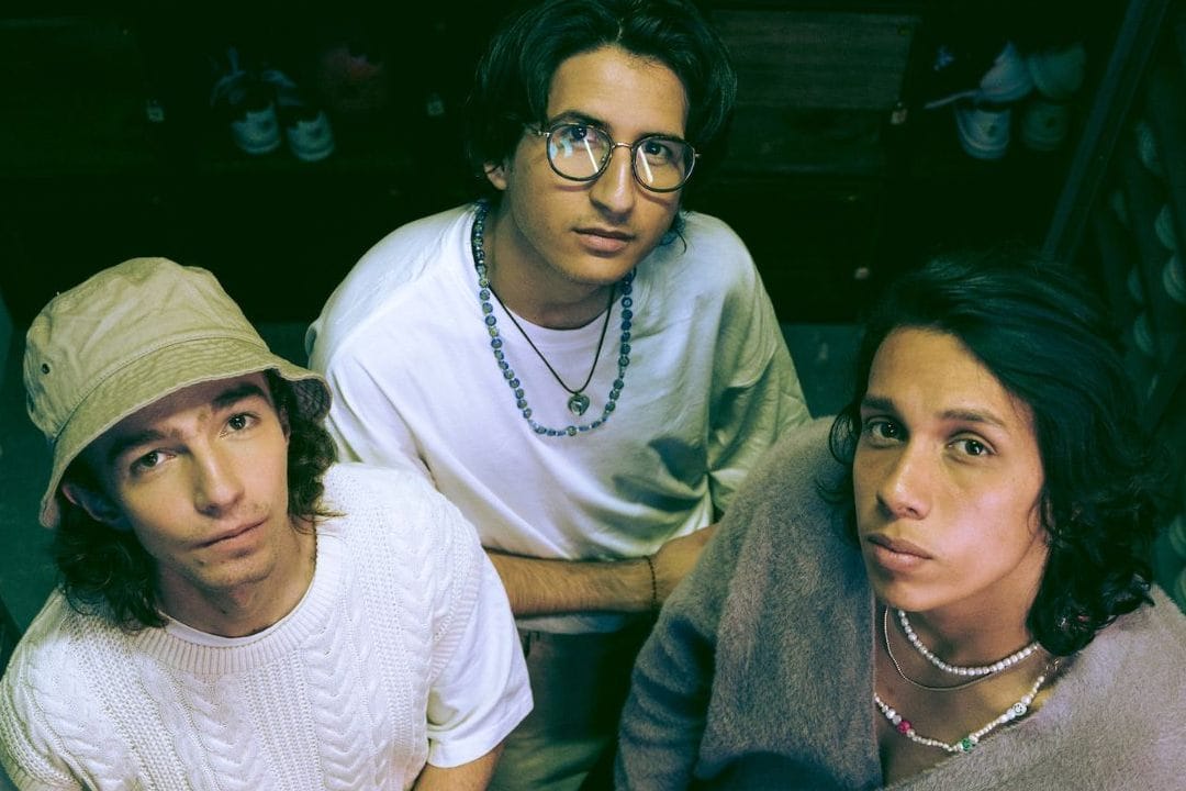 TIMØ en una sesión de fotos tomada en plano picado.