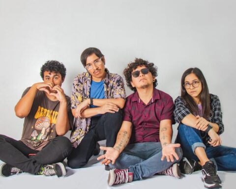 Verano del 83 sentados con un fondo gris