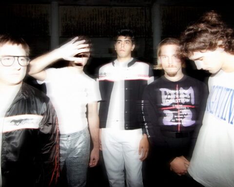 Vita Set posando en exteriores