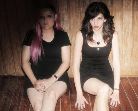 Vondré sentadas en un espacio de madera