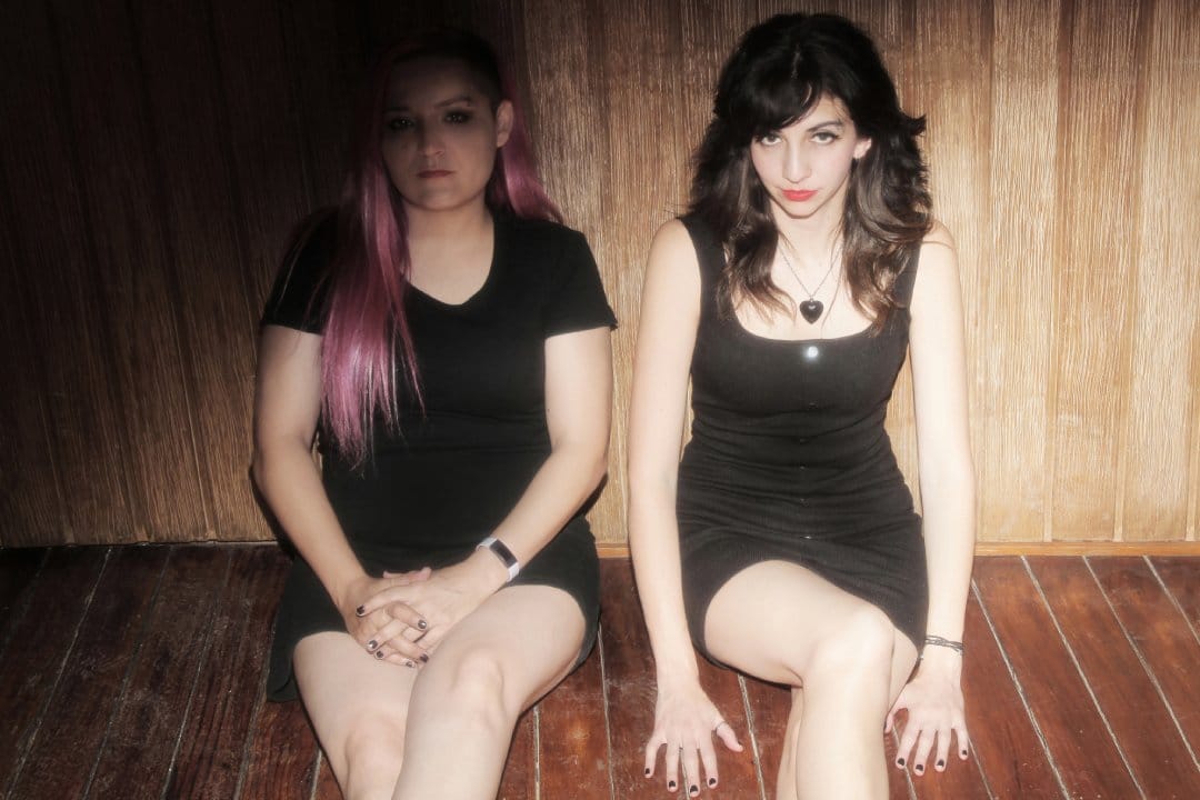 Vondré sentadas en un espacio de madera