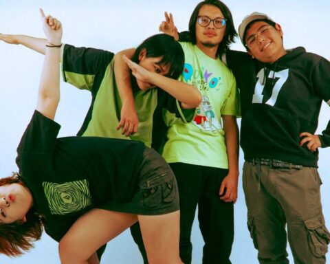 380 posando con polos verdes lima y negros