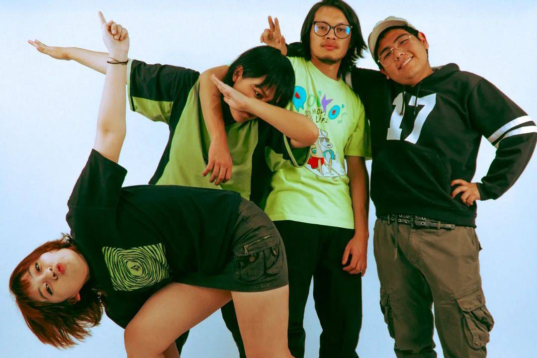 380 posando con polos verdes lima y negros