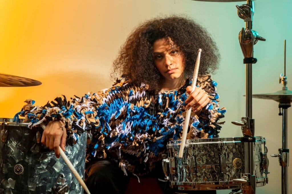 Gisella Giurfa con su batería en el estudio