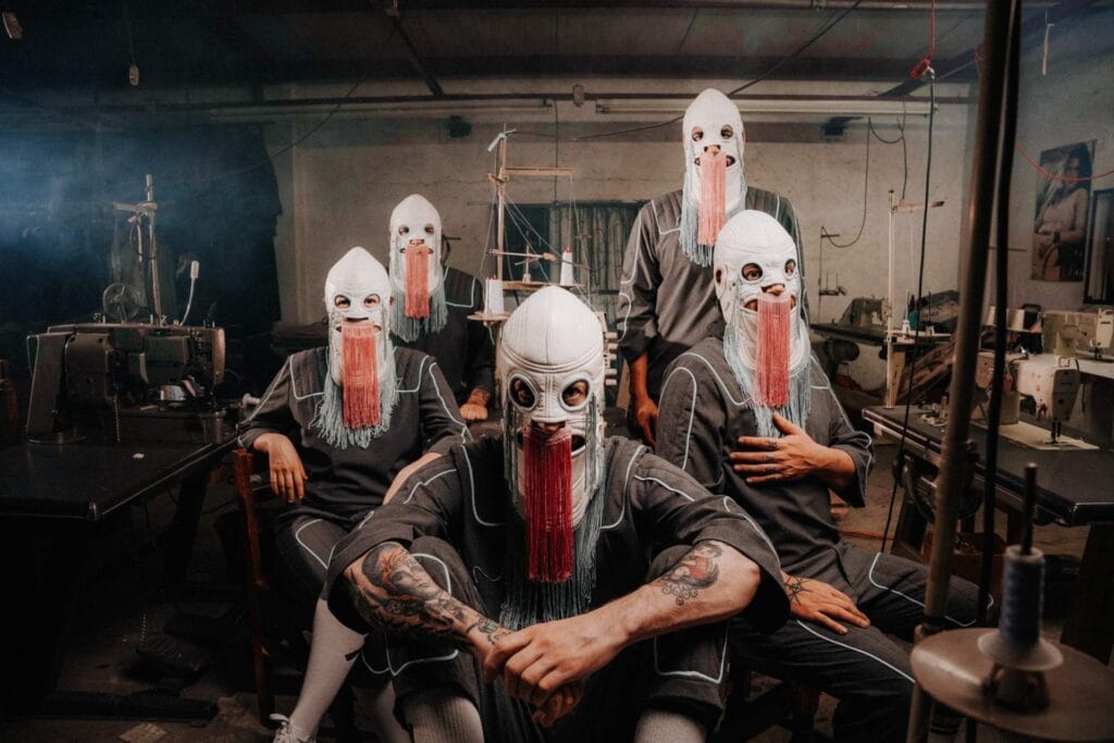 Austin TV posando con sus máscaras