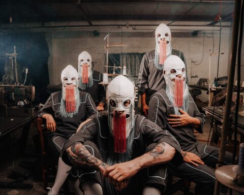 Austin TV posando con sus máscaras