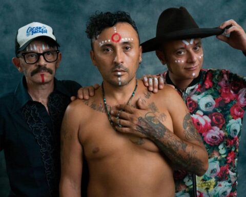 Cacao Mental posando con un fondo verde