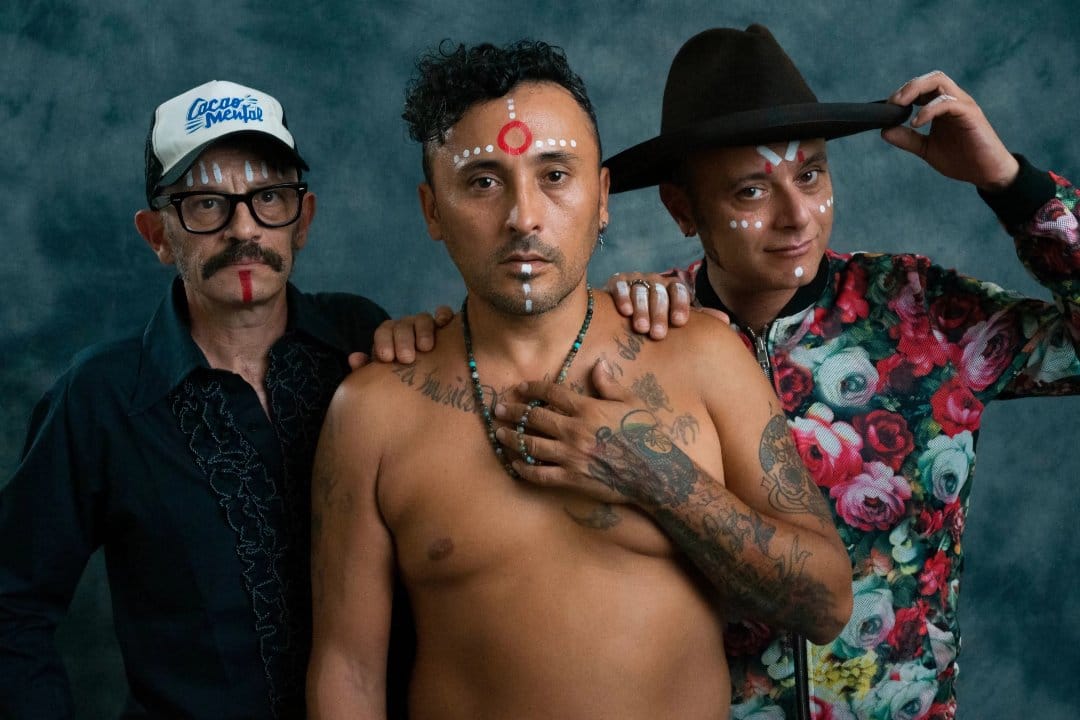 Cacao Mental posando con un fondo verde