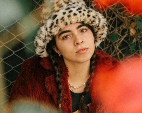 Clara Yolks posando con un sombrero atigrado