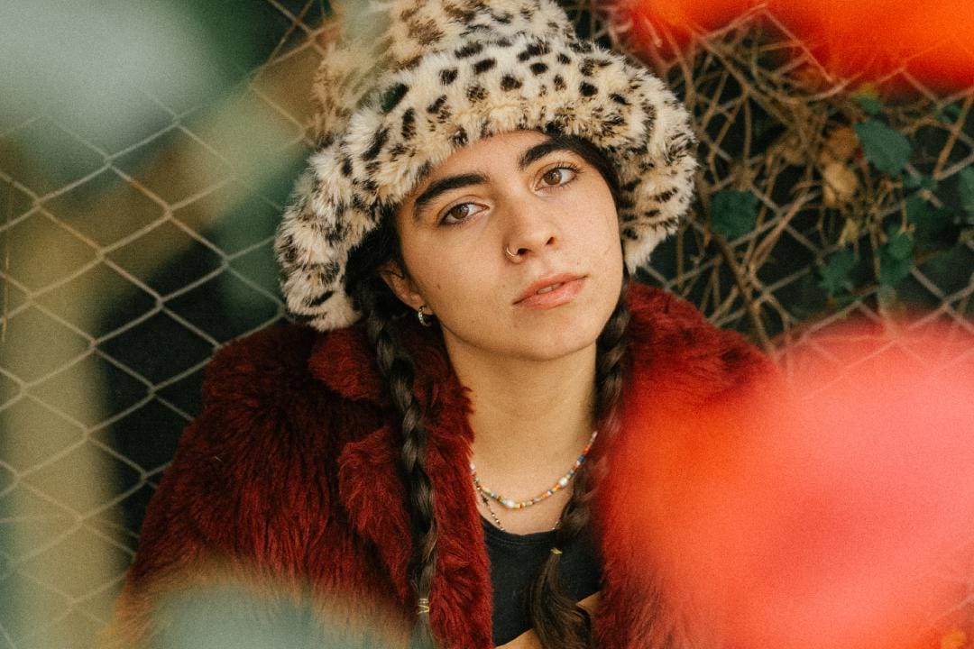 Clara Yolks posando con un sombrero atigrado