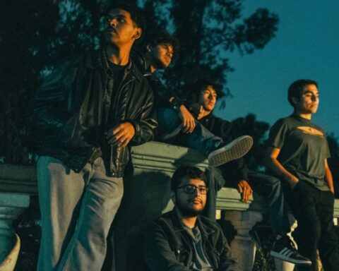 Club de los Poetas Muertos posando en un barandal