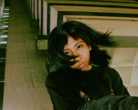 Dafne Castañeda con el Centro Cívico detrás