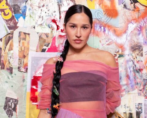 Elsa y Elmar posando frente a un collage de imágenes