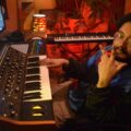 Khromatik sentado con un sintetizador en su estudio