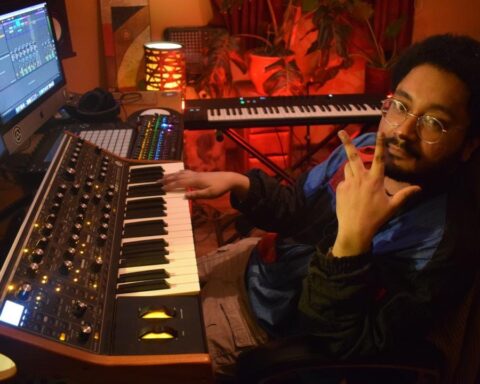 Khromatik sentado con un sintetizador en su estudio