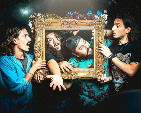 Olaya Sound System y Mauricio Mesones sosteniendo un marco de cuadro