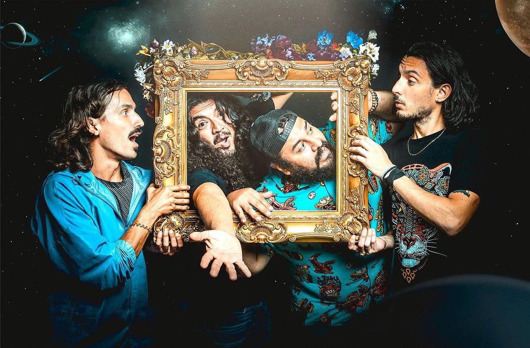 Olaya Sound System y Mauricio Mesones sosteniendo un marco de cuadro