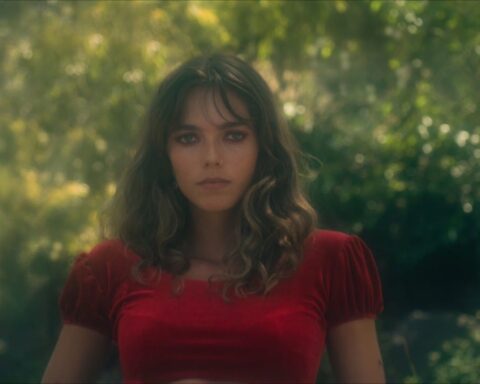 Olivia García posando para una foto en medio de un bosque