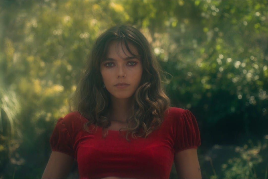 Olivia García posando para una foto en medio de un bosque