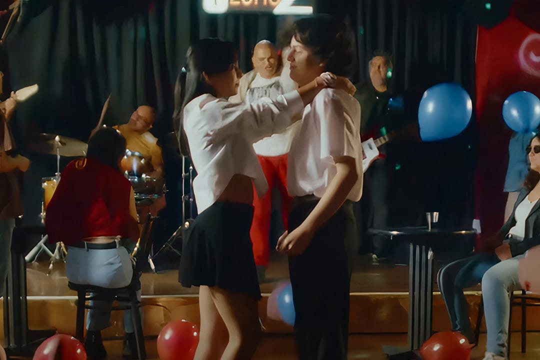 Rafo Ráez en el videoclip de “Al amor se ha dicho”