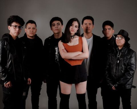 Samhain Raymi posando en un estudio con un fondo gris