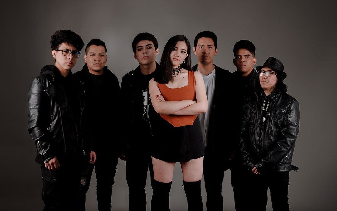 Samhain Raymi posando en un estudio con un fondo gris