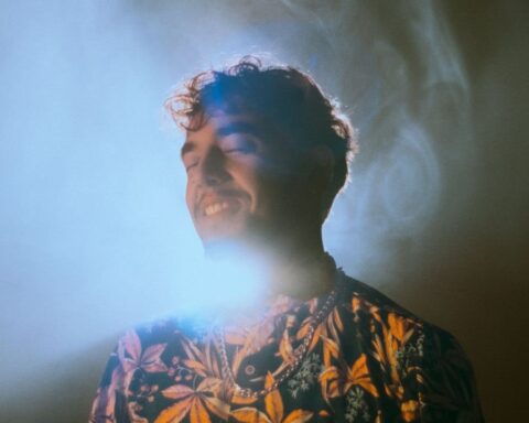 Sergio Triviño posa con los ojos cerrados con un reflector iluminando atrás