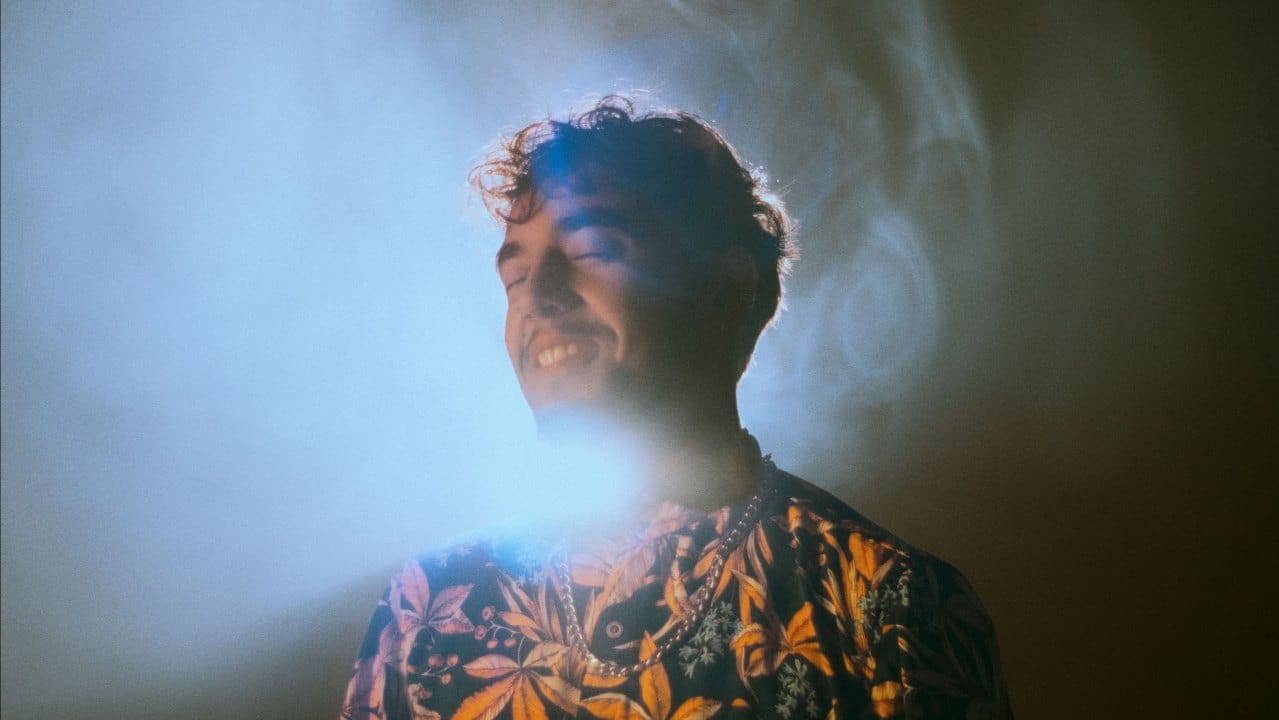 Sergio Triviño posa con los ojos cerrados con un reflector iluminando atrás