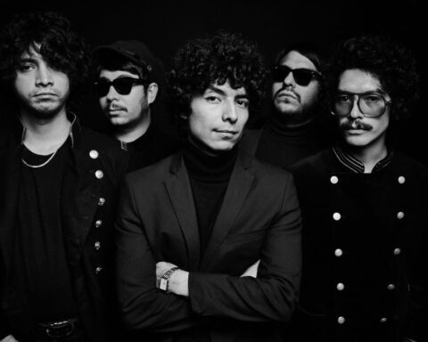 Viv and the Sect posando en una foto a blanco y negro