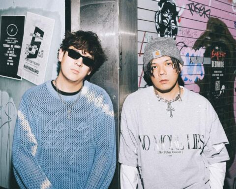 Waveheads posando en una calle con graffitis