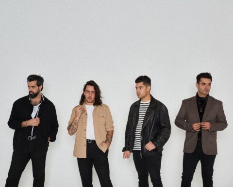 We Are The Grand posando para una foto con un fondo blanco detrás.