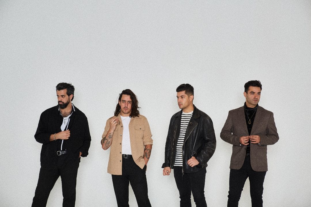 We Are The Grand posando para una foto con un fondo blanco detrás.