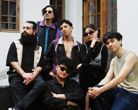 Hemiola posa para una foto en los exteriores de una casa