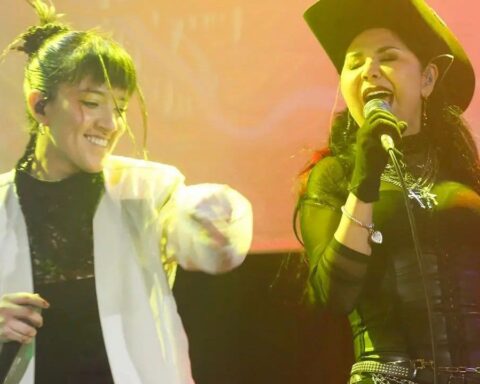 Andrea Martínez en el escenario junto a Rossy War