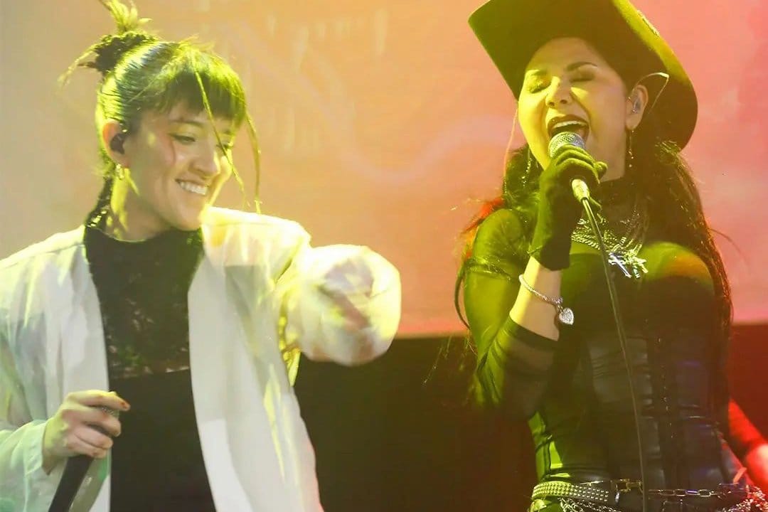 Andrea Martínez en el escenario junto a Rossy War