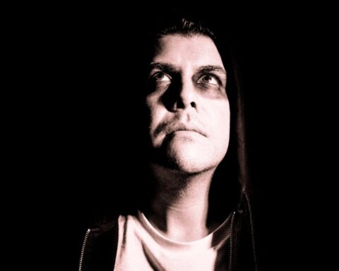 El Turok en retrato a blanco y negro con el ojo morado