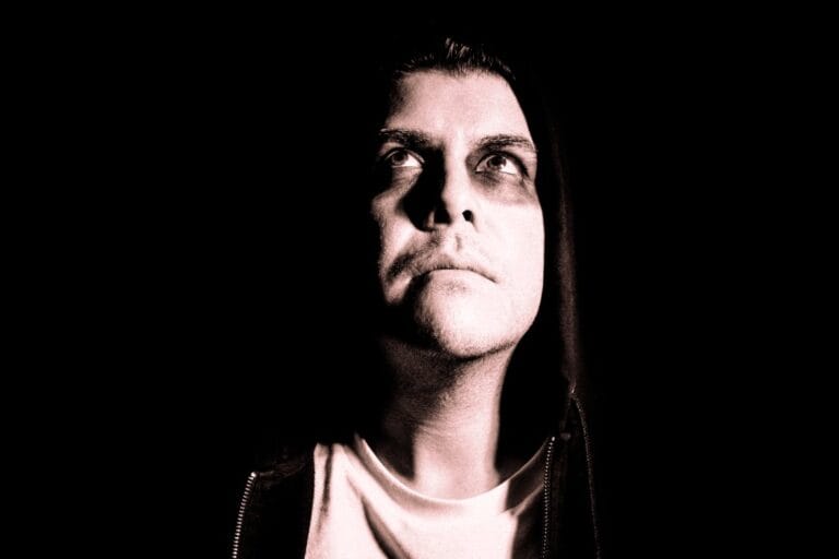 El Turok en retrato a blanco y negro con el ojo morado