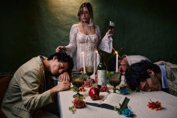 Golden Cameleon representando una cena