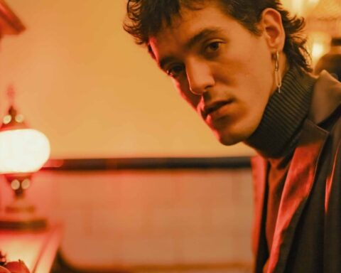 Nico Politano sentado frente al piano
