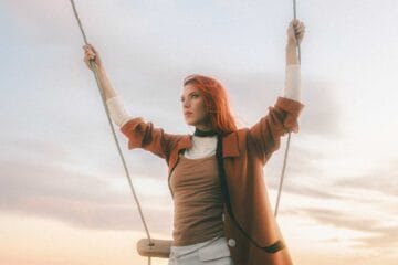 Mariana Montenegro sentada sobre un columpio