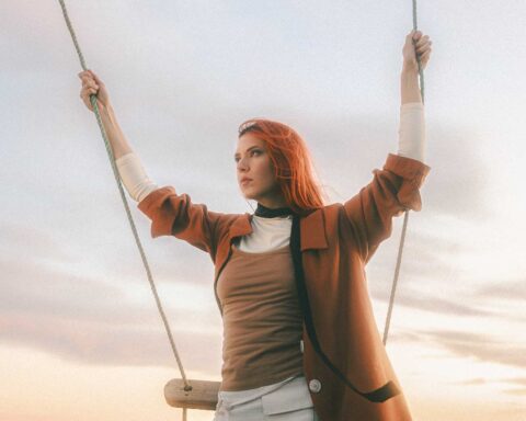 Mariana Montenegro sentada sobre un columpio