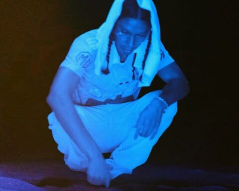 A.CHAL con su camiseta del Sporting Cristal