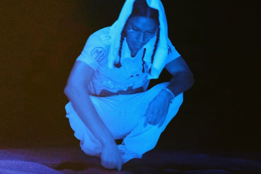 A.CHAL con su camiseta del Sporting Cristal