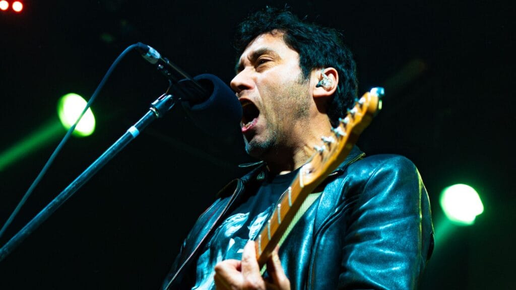 Claudio Narea cantando en pleno concierto