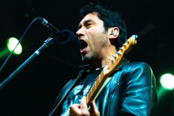 Claudio Narea cantando en pleno concierto