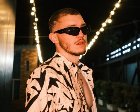 Nicolás Puente posa con lentes oscuros en exteriores.