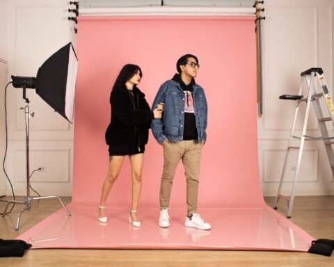 Oscar DLC posando en el estudio fotográfico