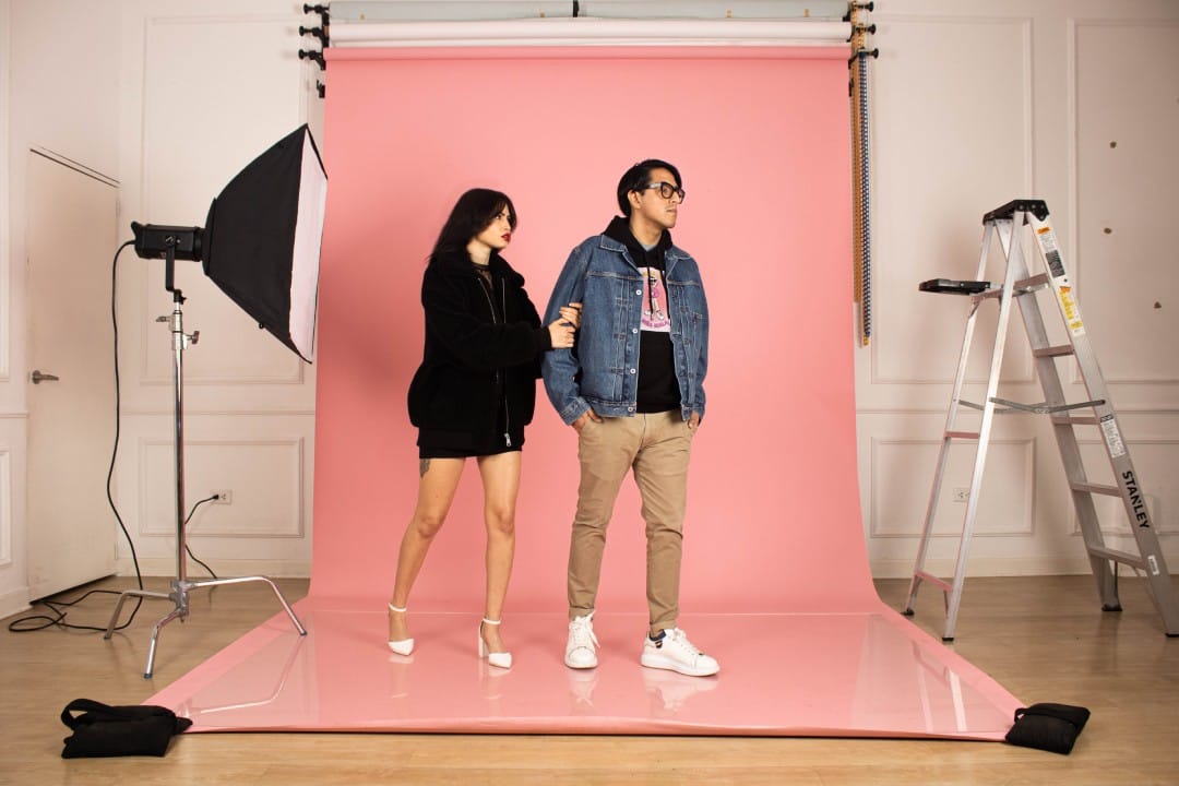 Oscar DLC posando en el estudio fotográfico