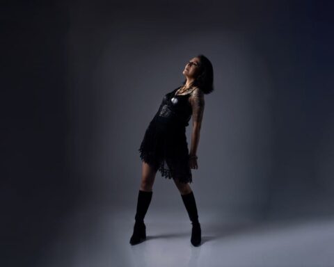 Qerarda posando en un estudio fotográfico con vestido negro